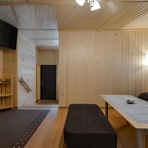 ein großes Zimmer mit einem Tisch und einem Zimmer mit einer Tür in der Unterkunft uMarcina in Jurgów