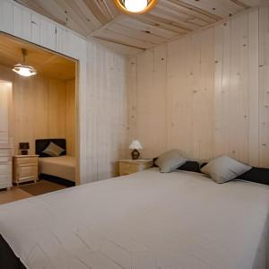 a bedroom with a large white bed in a room at uMarcina in Jurgów