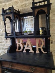 uma mesa preta com um sinal de bar em cima em chambres d'hôtes Le Carillon em Bergues
