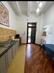 een kamer met een keuken met een fornuis en een tafel bij Appartamento privato accanto studi televisivi in Rome