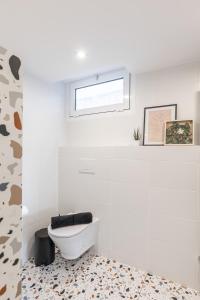 Ein Badezimmer in der Unterkunft Ermoo Athens Modern Living