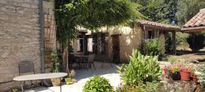 Vonkajšia záhrada v ubytovaní Domaine les Garrigues