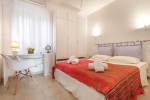 Postel nebo postele na pokoji v ubytování Glyfada New Era Home 107 Menigos Resort Apartments