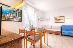 Posezení v ubytování Glyfada New Era Home 107 Menigos Resort Apartments