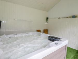 a large white bath tub in a room at Pen-Y-Thon House in Newquay +25 photos
