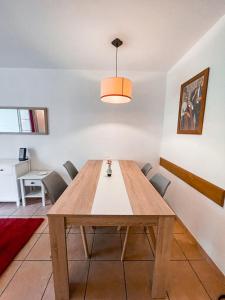 Fotografia z galérie ubytovania Charmante Maisonette au bord du lac avec piscine v destinácii Marciac