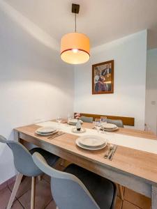 Fotografia z galérie ubytovania Charmante Maisonette au bord du lac avec piscine v destinácii Marciac