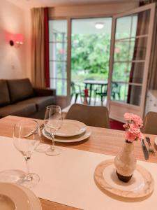 Fotografia z galérie ubytovania Charmante Maisonette au bord du lac avec piscine v destinácii Marciac + 16 fotografií