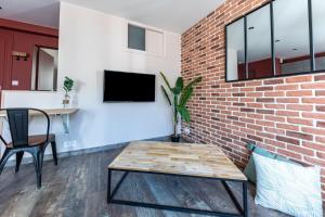 Telewizja i/lub zestaw kina domowego w obiekcie NOUVEAU - Calme - Quartier historique - WiFi - Parking