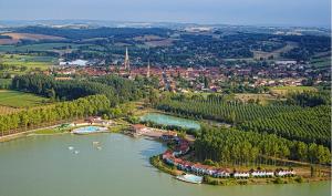 Fotografia z galérie ubytovania Charmante Maisonette au bord du lac avec piscine v destinácii Marciac