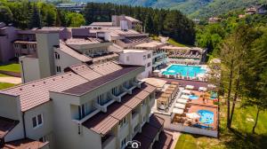 een luchtfoto van een hotel met zwembad bij Hotel Sunce in Soko Banja
