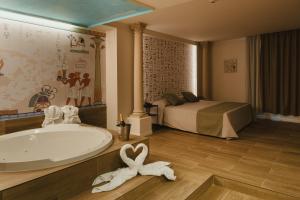 a bathroom with a bath tub and a bed at Valle del Nilo in Ventas de Poyo