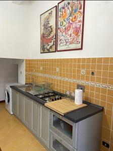 een keuken met een fornuis en een aanrecht bij Appartamento privato accanto studi televisivi in Rome