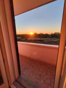 een open deur met uitzicht op de zonsondergang bij LA CASA DI SOPRA in Martano