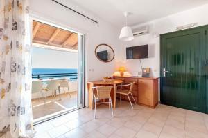 eine Küche und ein Esszimmer mit Meerblick in der Unterkunft Glyfada Home 113 by New Era in Menigos Resort Apartments in Glyfada