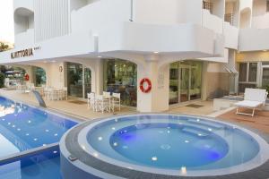 Bazén v ubytování Hotel Vittoria - Nuova Gestione nebo v jeho okolí