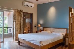 Postel nebo postele na pokoji v ubytování Advait Resort Kshetra Mahabaleshwar + 19 fotografií