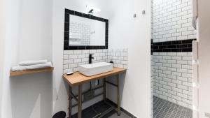 łazienka z umywalką i lustrem w obiekcie L'Atelier Flanelle w mieście Le Mans +6 zdjęć