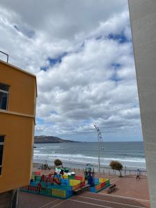 - Vistas a una playa con parque infantil y al océano en Gloriamar Las Canteras, en Las Palmas de Gran Canaria