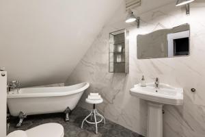 Kúpeľňa v ubytovaní Bohemian Dream Home In The Absolute Center w 2BR/2BT