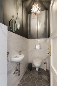 Kúpeľňa v ubytovaní Bohemian Dream Home In The Absolute Center w 2BR/2BT