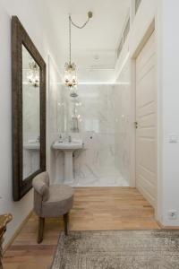 Kúpeľňa v ubytovaní Bohemian Dream Home In The Absolute Center w 2BR/2BT