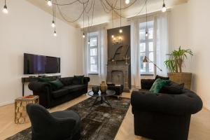 Televízia a/alebo spoločenská miestnosť v ubytovaní Bohemian Dream Home In The Absolute Center w 2BR/2BT