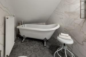 Kúpeľňa v ubytovaní Bohemian Dream Home In The Absolute Center w 2BR/2BT