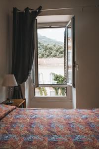 1 dormitorio con cama y ventana grande en Résidence Idéal-Subrini, en Porto Ota