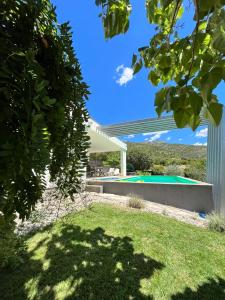 Ein Garten an der Unterkunft Villa Mona ,heated swimming pool