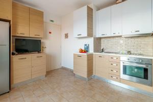 Kuhinja oz. manjša kuhinja v nastanitvi Glyfada New Era Home 120 Menigos Resort Apartments
