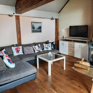 sala de estar con sofá y mesa de centro en Ferienwohnung Hahnenblick, en Waldfeucht