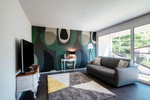 - un salon avec un canapé et une télévision dans l'établissement Liom Apartment by Quokka 360 - one-bedroom design apartment with balcony, à Gudo