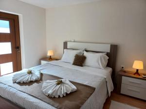 1 dormitorio con 1 cama grande y 2 almohadas en Casa da Fichua, en Sistelo