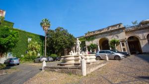 posąg na parkingu przed budynkiem w obiekcie Palazzo Bruca Catania w Katanii