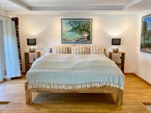 a bedroom with a large bed in a room at Olivenblatt 4 in Bardolino