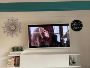 Televízia a/alebo spoločenská miestnosť v ubytovaní Shanti Home