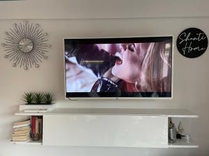 Televízia a/alebo spoločenská miestnosť v ubytovaní Shanti Home