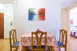 mesa de comedor con mesa y sillas en Mema's Tranquil Apartment in Patra, en Patra