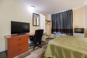 TV a/nebo společenská místnost v ubytování Quality Inn Baytown - Houston East