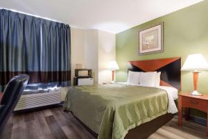 Postel nebo postele na pokoji v ubytování Quality Inn Baytown - Houston East