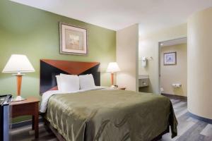 Postel nebo postele na pokoji v ubytování Quality Inn Baytown - Houston East