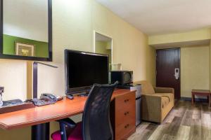 TV a/nebo společenská místnost v ubytování Quality Inn Baytown - Houston East