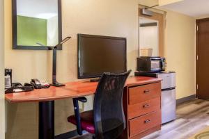 Kuchyň nebo kuchyňský kout v ubytování Quality Inn Baytown - Houston East