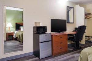 TV a/nebo společenská místnost v ubytování Quality Inn Baytown - Houston East