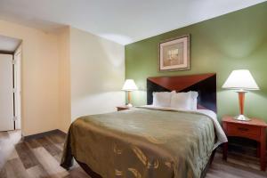 Postel nebo postele na pokoji v ubytování Quality Inn Baytown - Houston East