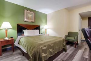 Postel nebo postele na pokoji v ubytování Quality Inn Baytown - Houston East