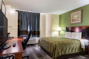 TV a/nebo společenská místnost v ubytování Quality Inn Baytown - Houston East