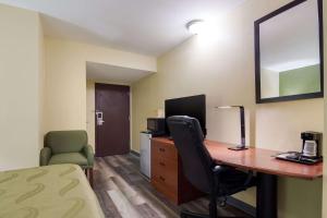 TV a/nebo společenská místnost v ubytování Quality Inn Baytown - Houston East