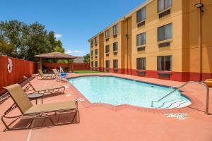 Swimmingpoolen hos eller tæt på Quality Inn Baytown - Houston East